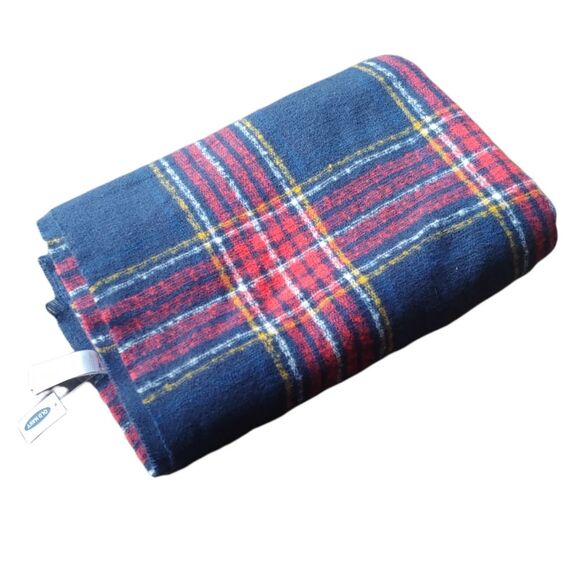 Old Navy Blue & Red Plaid Fuzzy Blanket Scarf NWT - Picture 1 of 4
